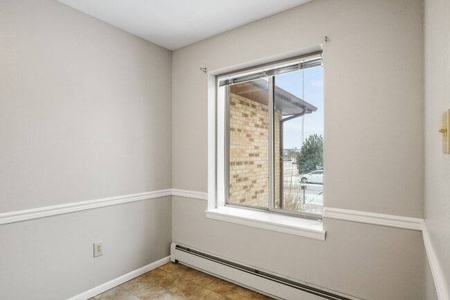 Building Photo - Refurbished Townhouse