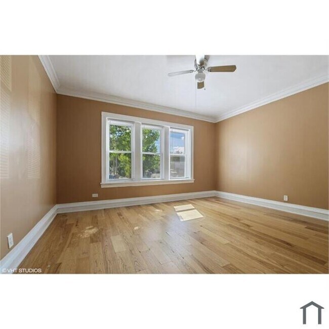 Building Photo - 1140 W 77th St