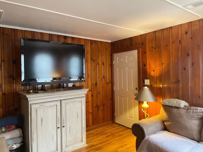 Foto del edificio - 3BR Close to the Heart of Normaltown