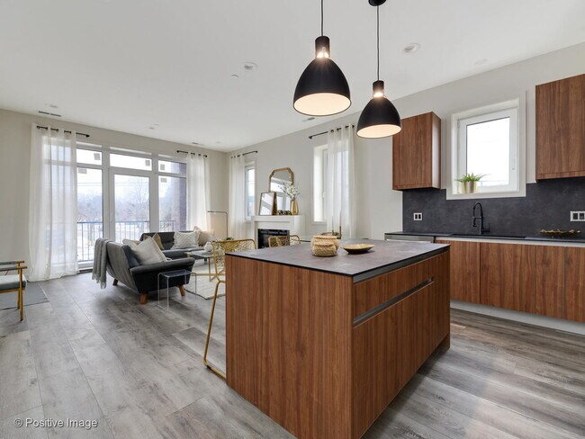 Foto del edificio - 820 E Irving Park Rd