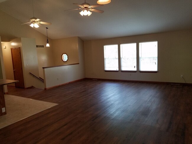 Building Photo - 4 bd, 3 ba house, NW Columbia, quick access to Stadium/I-70, screened porch