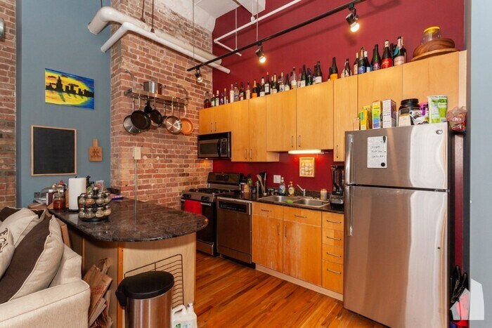 Primary Photo - 430 S Clinton St