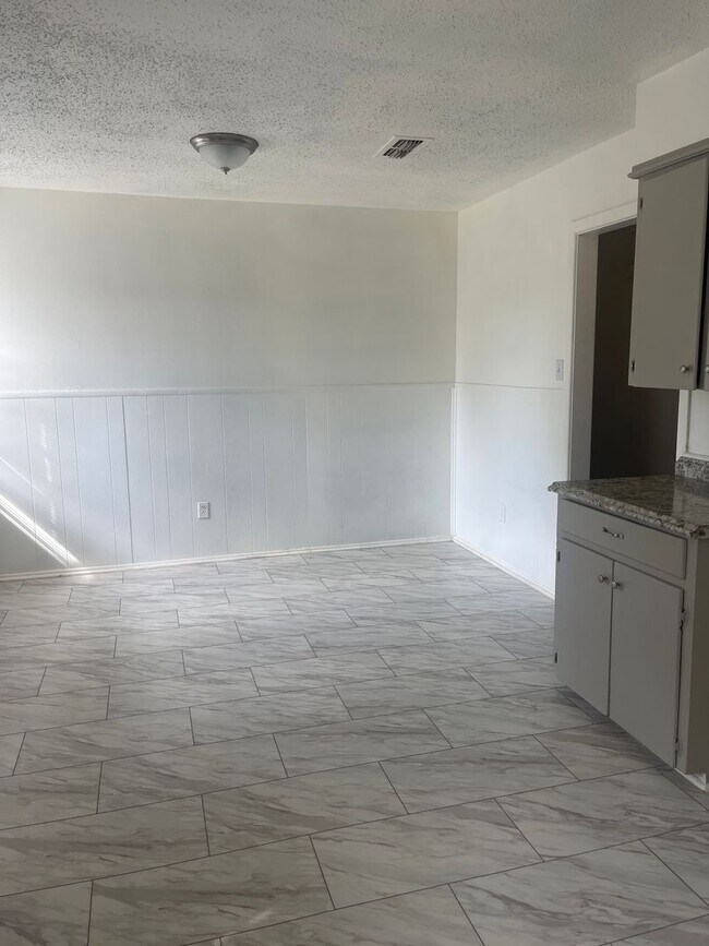 Foto del edificio - Great 4 Bedroom Close to I-27! Half off Fi...