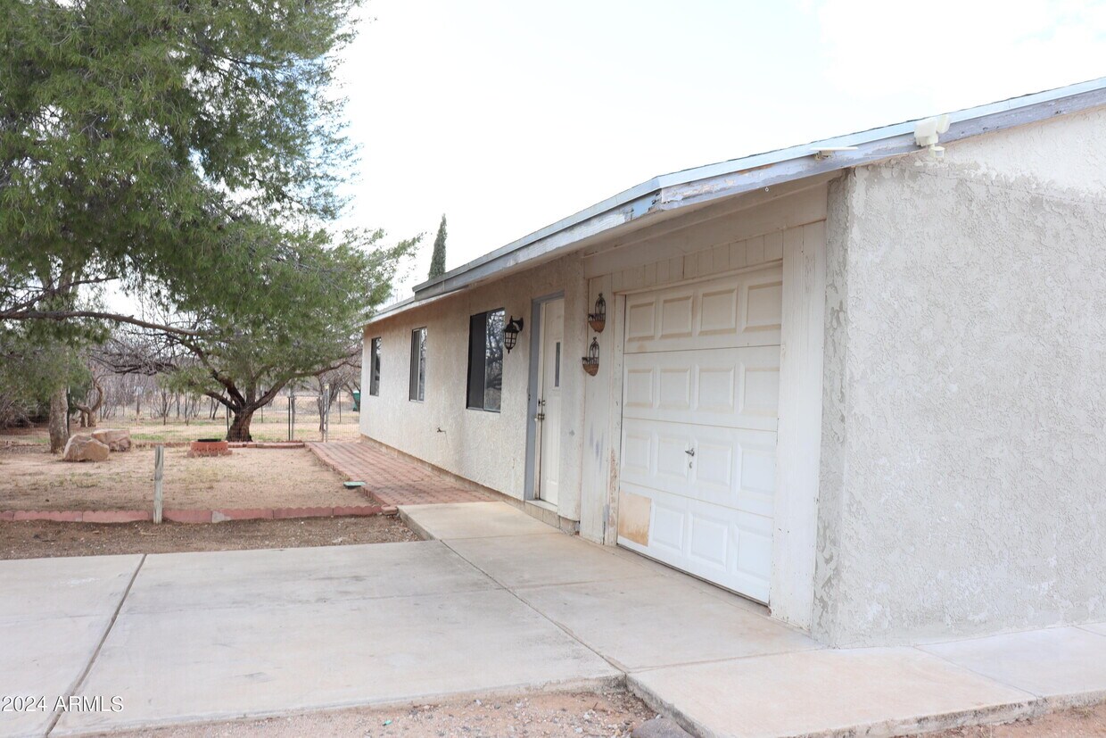 Primary Photo - 412 N Schrader Rd