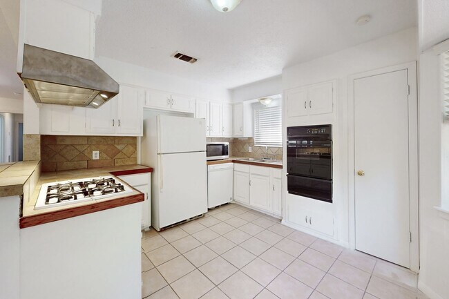 Foto del edificio - 4 bedroom and a flex room 2 bath in Colleg...