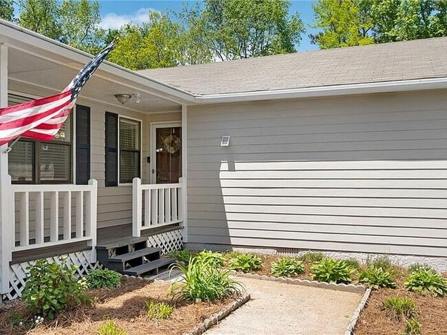 Building Photo - Lovely Home