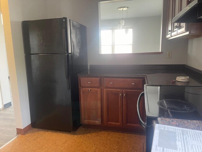 Building Photo - 654 Spencer Rd