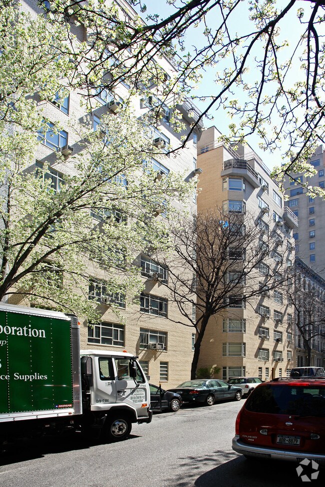 Building Photo - 15 W 84th St