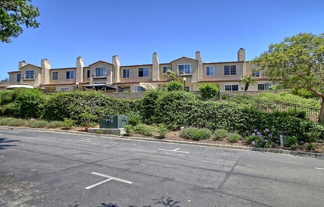 Building Photo - Spacious 3-Bed 2.5 Bath Townhouse with Sce...