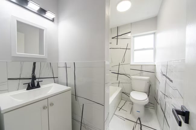 Building Photo - 1913 Country Ln