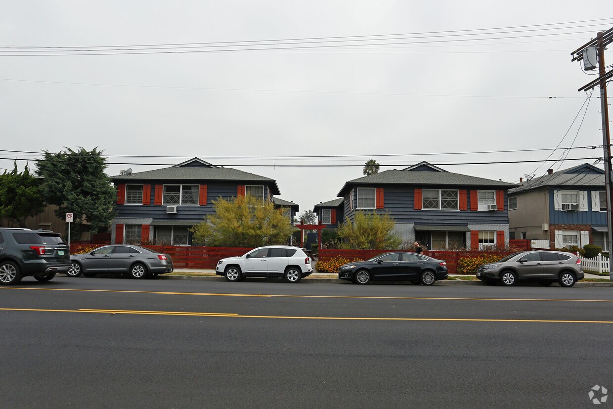 Building Photo - 13515 Moorpark St