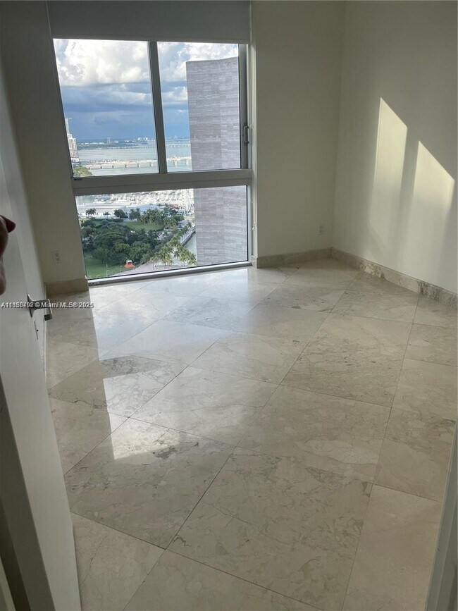 Foto del edificio - 325 S Biscayne Blvd