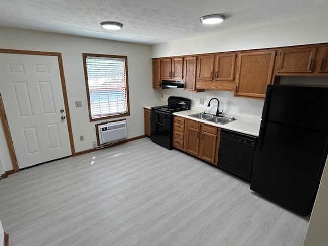 Building Photo - Updated 2 Bedroom and 1.5 Bath Townhome - ...