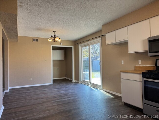 Foto del edificio - 13786 S Hickory St