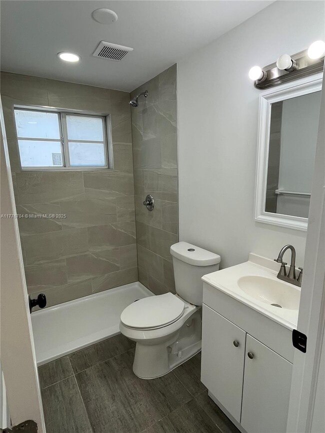Foto del edificio - 7116 Bay Dr
