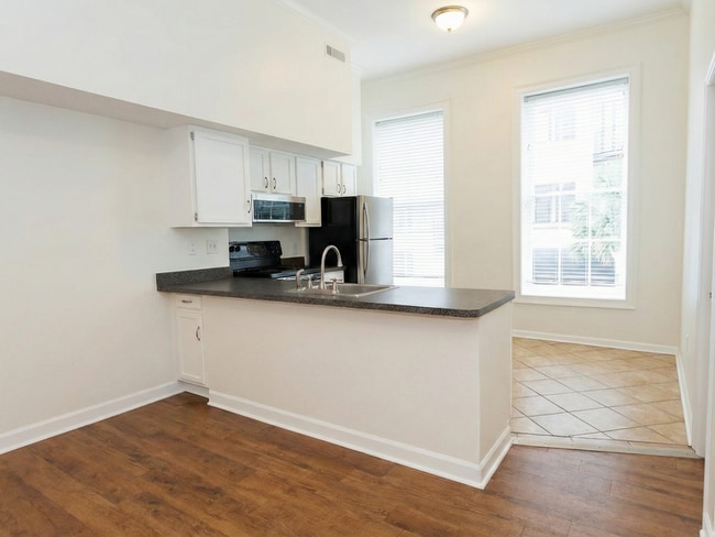 Building Photo - 235 King St