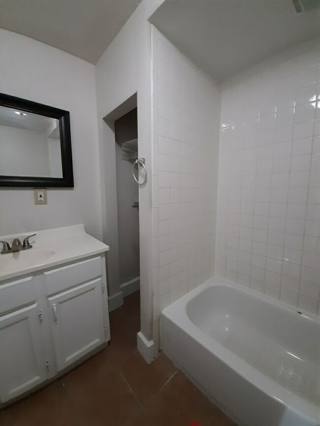 Foto del edificio - 3 bedroom Moline house with 2 car garage!