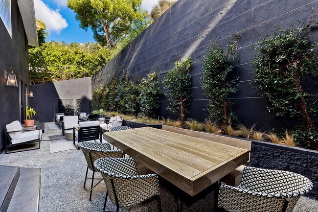 Foto del edificio - 1604 Sunset Plaza Dr