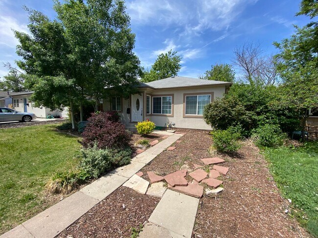 Foto del edificio - Charming Updated 3-Bedroom Home Just North...