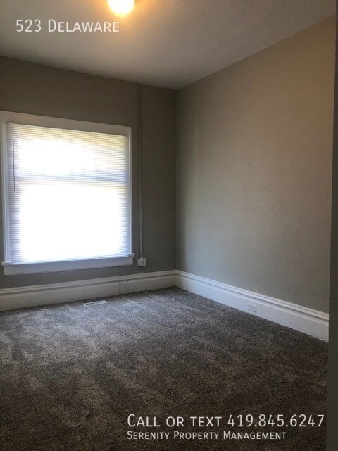 Building Photo - Three Bedroom Townhome With Basement Avail...