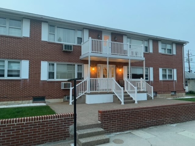 Apartment Building & Patio Area - 229 W Caracas Ave