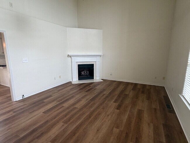 Foto del edificio - Updated 3 BR Home in Woodridge Estates~LAWN CARE INCLUDED