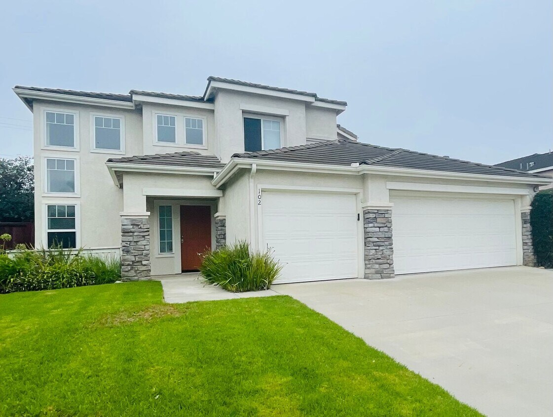 Foto principal - Heart of Ventura Living: Elegant Two-Story...