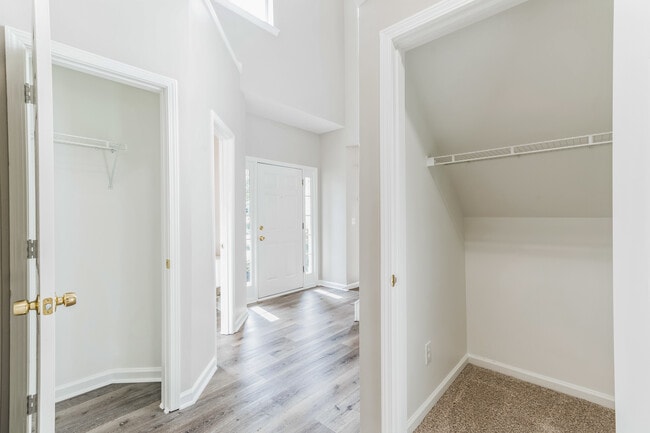 Building Photo - 2453 Lakebrooke Dr