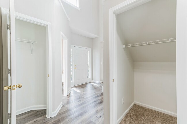 Foto del edificio - 2453 Lakebrooke Dr