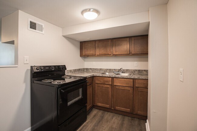 Building Photo - Spacious 3 Bedroom, 2 Bathroom Lower Level...