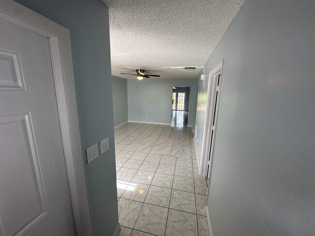 Foto del edificio - 7401 NW 76th CT