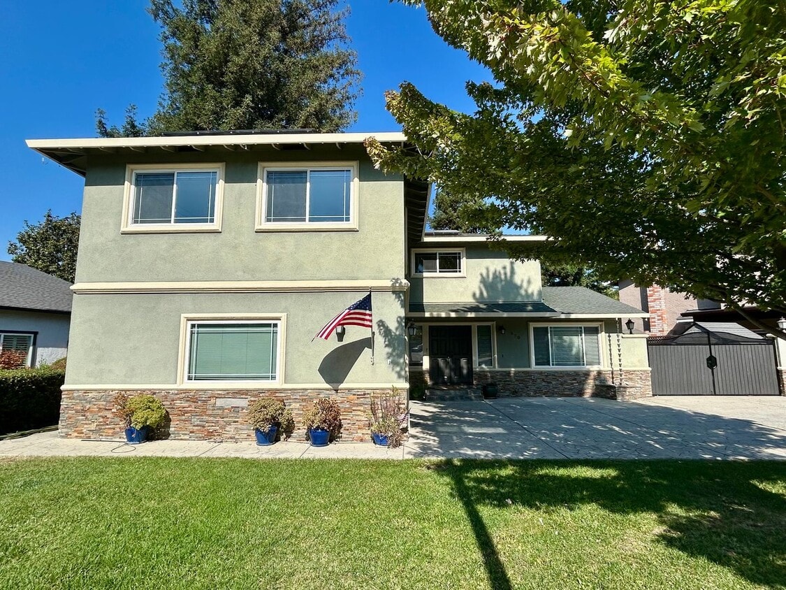 Building Photo - Enjoy the Good Life on Easy Street!