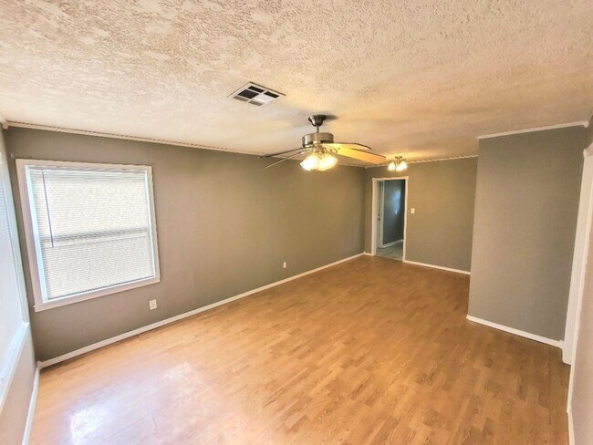 Foto del edificio - 2 Bed 1 Bath 1 Car Garage in the Bill Atki...