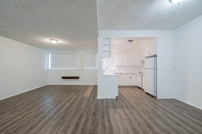 Building Photo - Spacious 1 bed 1 bath apartment in Santa Monica! ** 1 GARAGE PARKING SPACE INCLUDED!**