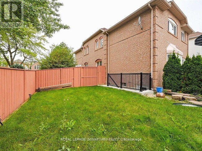 Building Photo - 5955 Leeside Crescent