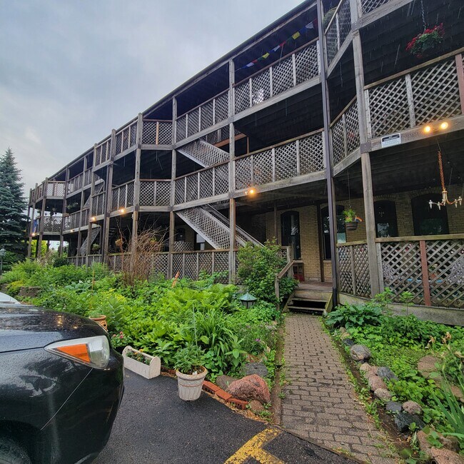 Foto del edificio - 326 E 18th St