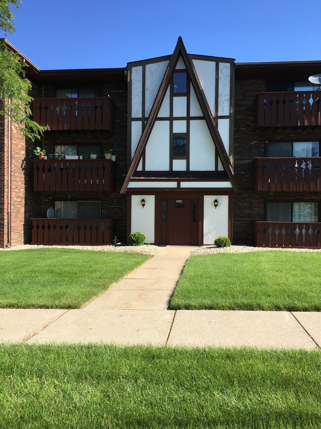 Building Photo - 5630 Independence Ave