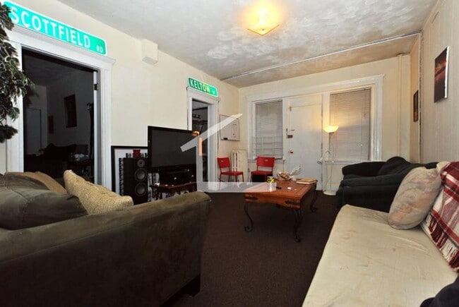 Building Photo - Recently Renovated Unit. Garden Level. Hea...