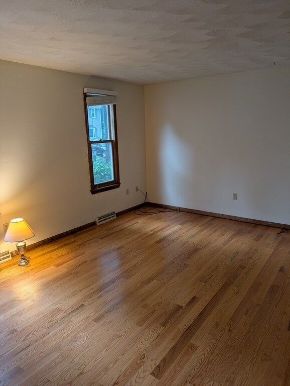 Foto del edificio - 328 Wellman Ave