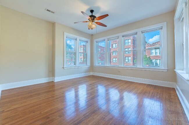 Foto del edificio - 6819 S Ridgeland Ave