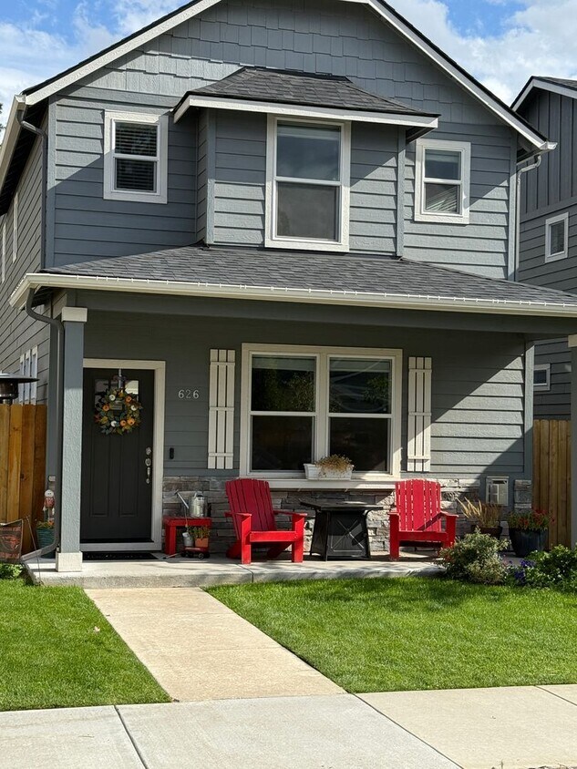 Foto principal - Gorgeous 3-Bdr Home in McKenzie Meadows Vi...