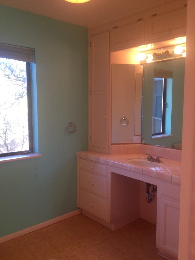Building Photo - Views Galore! Amazing 2 bed 2 bath Granny ...