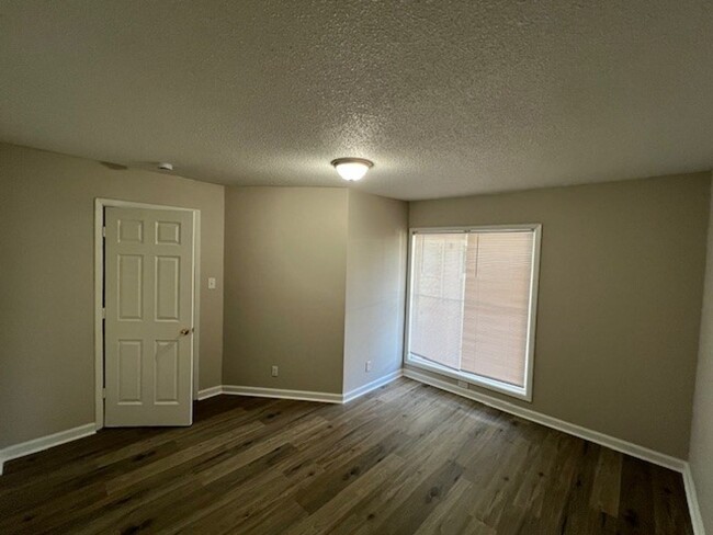 Building Photo - Newly Renovated 3B/1B Apartment Available ...