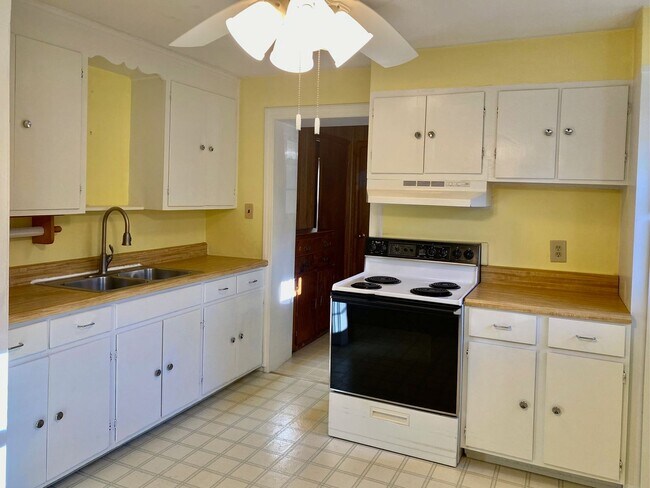 Foto del edificio - 3 Bedroom House Minutes Away From Downtown!
