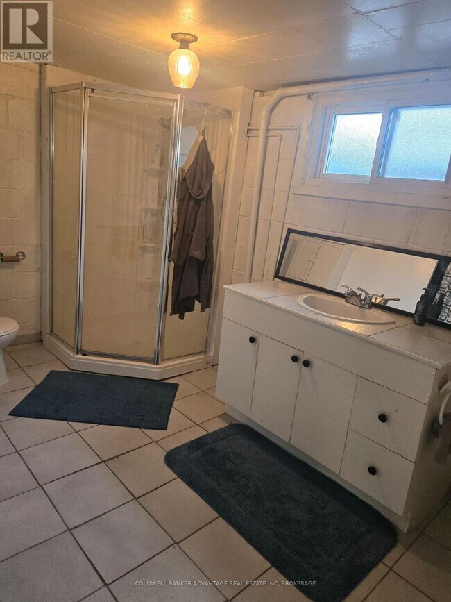 Photo du bâtiment - 43 Golden Blvd W