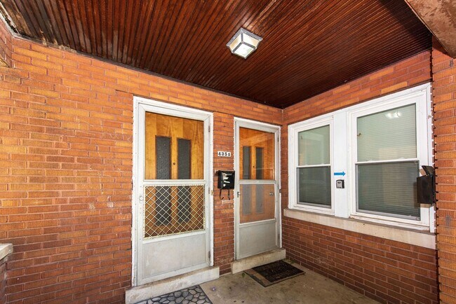 Building Photo - COVEDALE - Charming 3 bed apt, upstairs of...