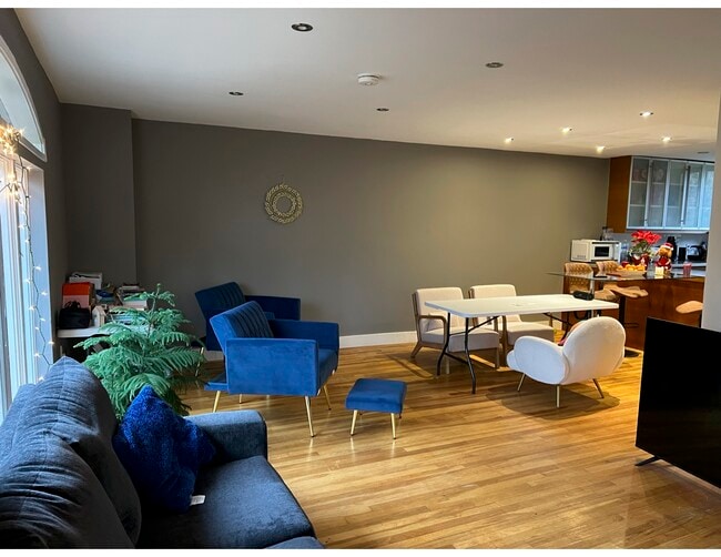 Foto del edificio - 7950 Inverness Ridge Rd