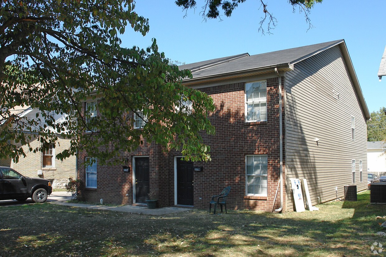 Primary Photo - 215 University Ave