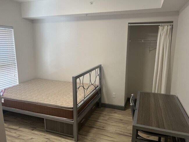 Building Photo - 258B-258B Sunview St