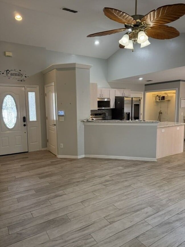 Building Photo - 6633 Foxmoor Dr